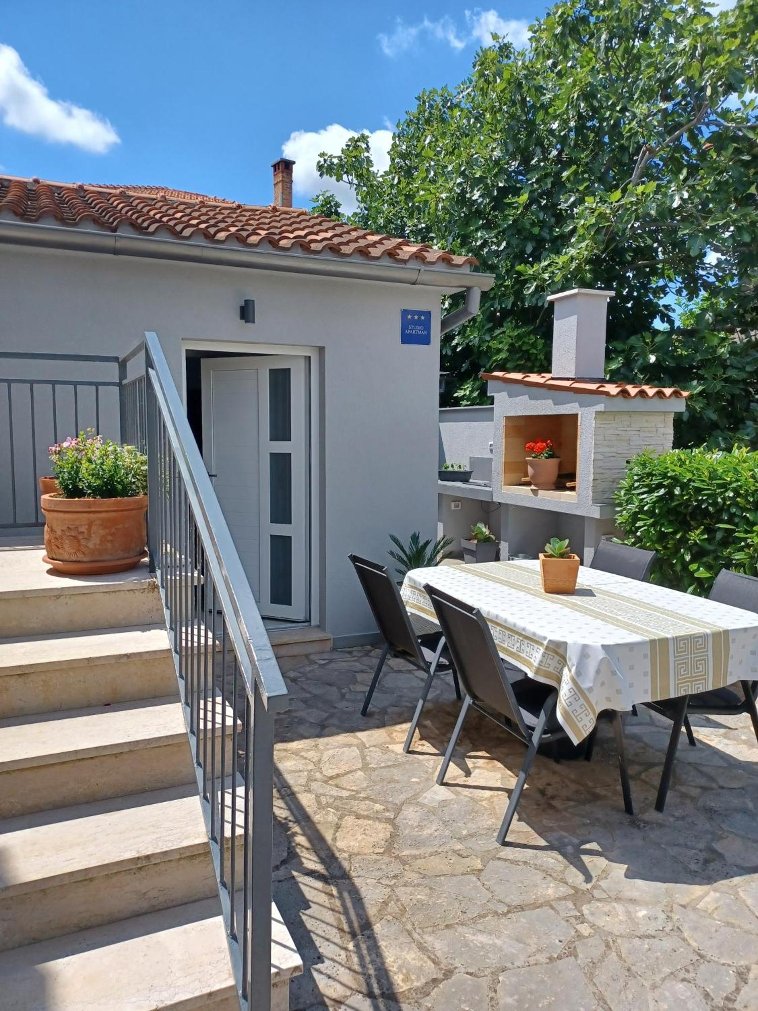 Holiday Home Dorina Pula Bagian luar foto