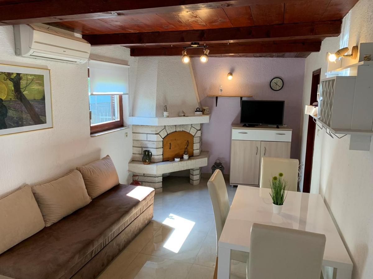 Holiday Home Dorina Pula Bagian luar foto
